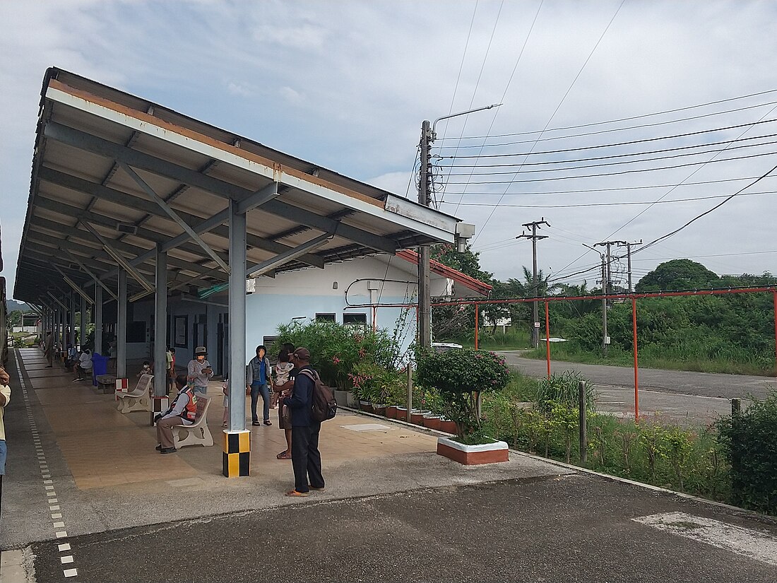 Ban Phlu Ta Luang railway station