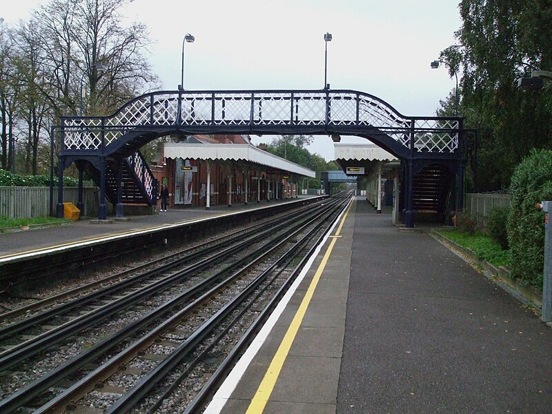 File:Barkingside station look north.JPG