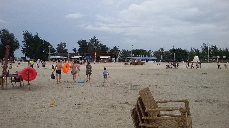 File:Beach & Shops in Beihai Silver Beach.jpg