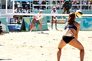 Deutsch: Beachvolleyball bei den Olympischen Jugendspielen 2018; Tag 9, 15. Oktober 2018; Mädchen, Viertelfinale: USA-Spanien 2–1 (21–19/17–21/15–9) English: Beach volleyball at the 2018 Summer Youth Olympics at 15 October 2018 – Girls Quarterfinals: USA-Spain 2–1 (21–19/17–21/15–9)