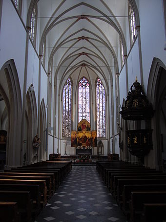 Interior, looking towards the altar Bonn, St. Remigius (innen).jpg