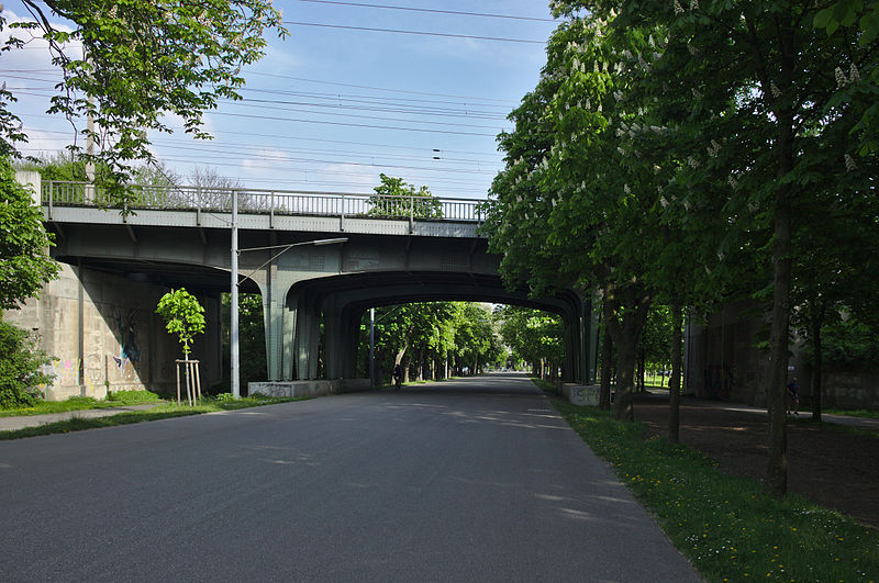 File:Brücke der Ostbahn über die Prater Hauptallee (12180) IMG 0744.jpg
