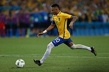 Neymar laukomassa olympiakullan ratkaisutta rangaistuspotkua vuoden 2016 kesäolympialaisten loppuottelussa.