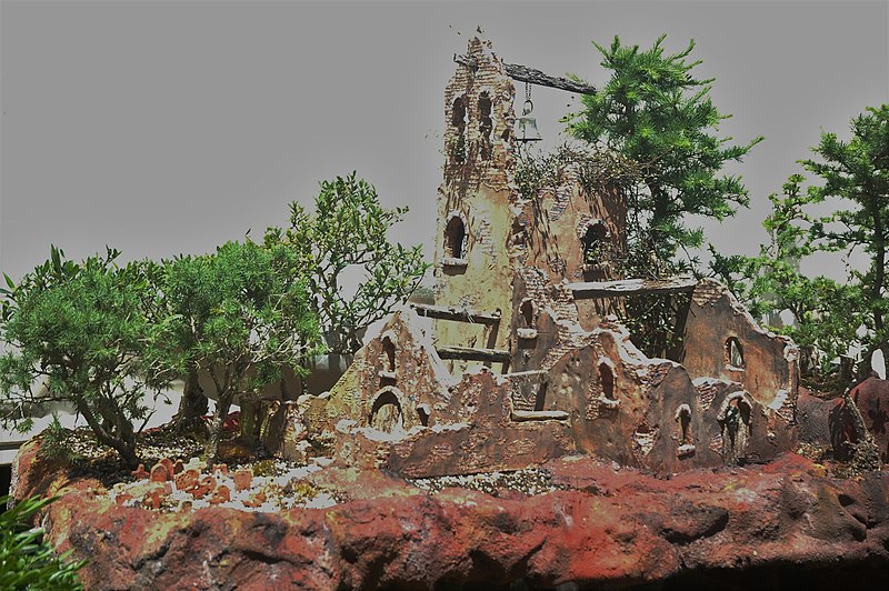 File:Brian Sampson Bonsai and Ceramic Castle.jpg