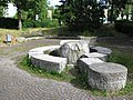 Brunnen Wasserspiele Steinquader (Josef Fromm), Helene-Mayer-Ring / Ecke Lerchenauer Straße[3]