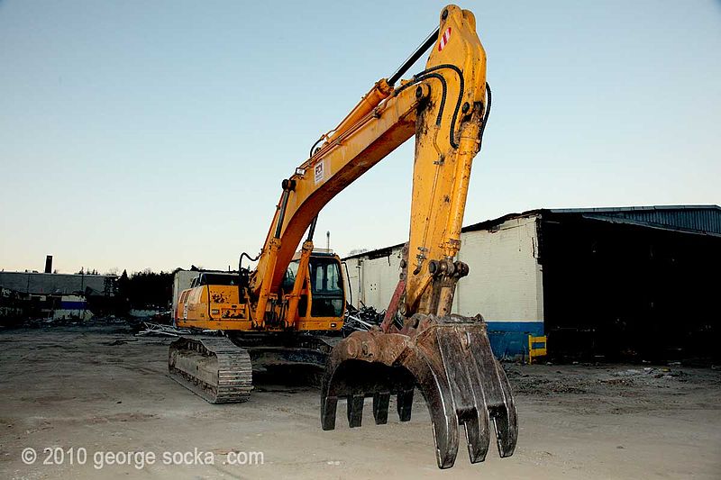 File:Building demolition machine Komatsu 450 CLAWS (5191194922).jpg