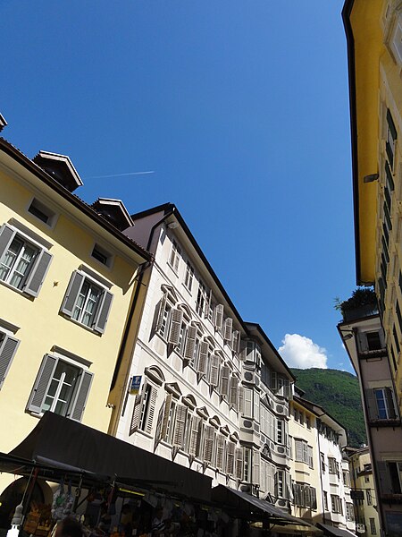 File:Buildings in Piazza delle Erbe-Obstplatz, Bolzano.jpg