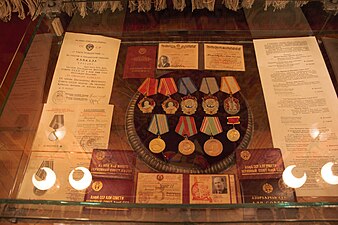 Медали, ордена и депутатская книжка Бюль-Бюля