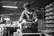Een Italiaanse arbeider maakt een kroonsteen. 16 februari 1962