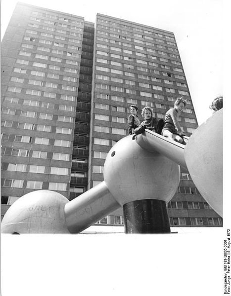 File:Bundesarchiv Bild 183-L0805-0006, Berlin, Fischerinsel, Spielplatz.jpg