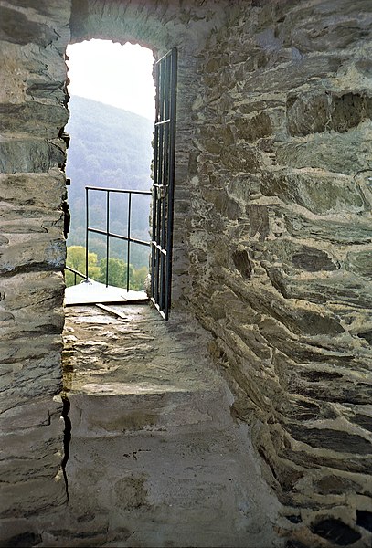 File:Burg-Altweilnau-JR-F4-B05-2001-10-13.jpg