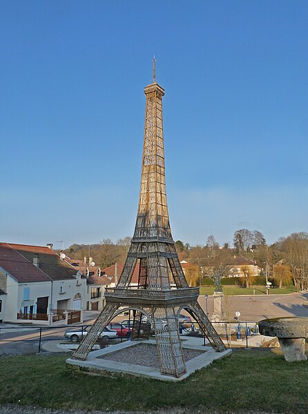File:Bussières-Tour Eiffel en osier (1).jpg