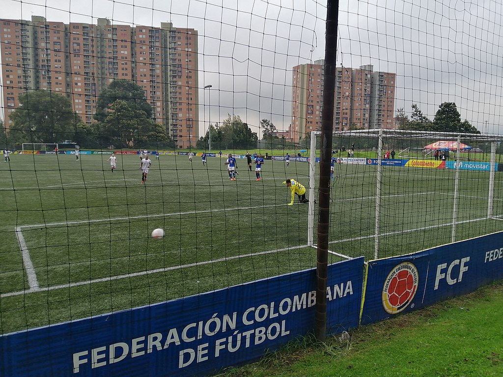 https://upload.wikimedia.org/wikipedia/commons/thumb/7/7b/CANCHA_SEDE_DEPORTIVA_FEDERACION_COLOMBIANA_DE_FUTBOL.jpg/1024px-CANCHA_SEDE_DEPORTIVA_FEDERACION_COLOMBIANA_DE_FUTBOL.jpg