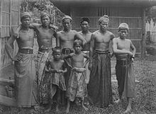 A group of men and children from Negeri Batin village, Blambangan Umpu district, Way Kanan Regency, Lampung, 1901. COLLECTIE TROPENMUSEUM Portret van een groep mannen en kinderen uit Negeribatin in de Lampongse districten TMnr 60043398.jpg