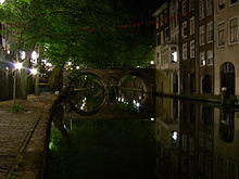 Il Canale Vecchio di notte nel centro di Utrecht