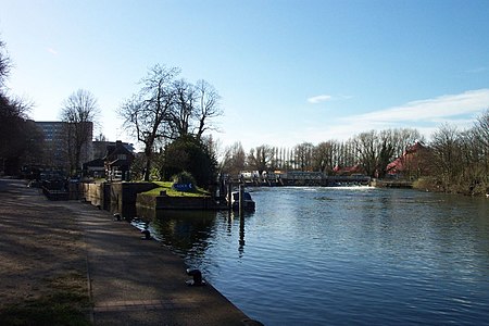 Caversham lock and weir.jpg