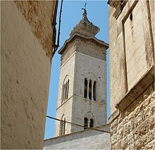 Campanile romanico con la guglia barocca della Collegiata.