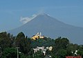 De Grote Piramide van Cholula; de kerk van Nuestra Señora de los Remedios is te zien op de top, met de Popocatépetl vulkaan in de achtergrond