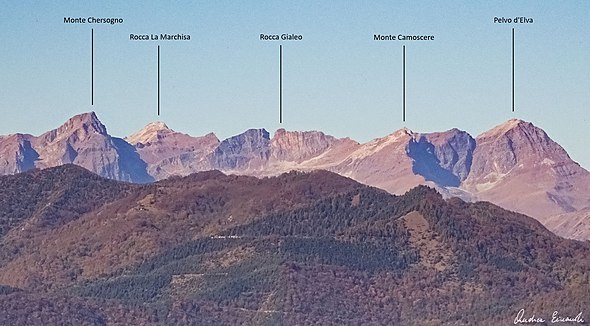 Cime dell'alta valle Maira viste da Cuneo. A sinistra il monte Chersogno