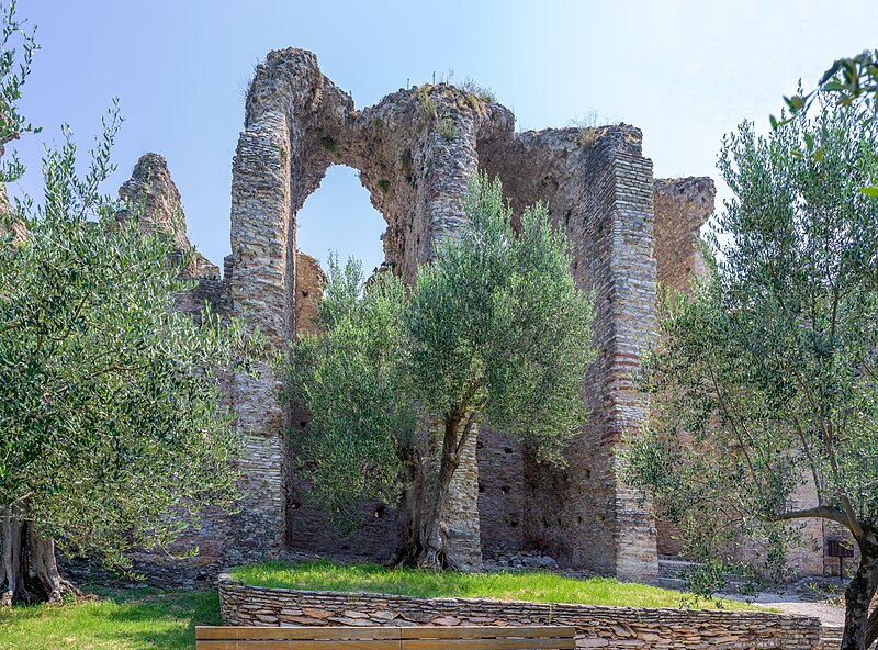 File:Contrafforti Grotte di Catullo Sirmione.jpg