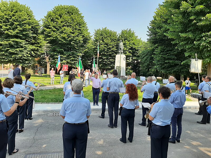 File:Corpo Bandistico Castegnato - Monumento ai caduti.jpg