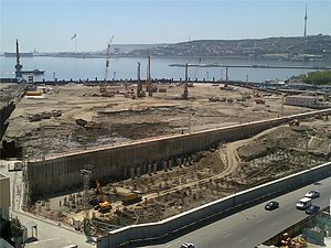 Строительный участок (30.04.2013): Начало строительства свай на острове, наземная часть готова для сооружения подиума