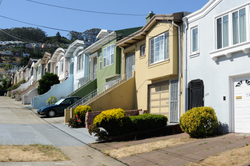 Casas geminadas no distrito de Crocker Amazon, com o bairro Southern Hills de Daly City ao fundo.