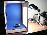 Podomácku vyrobený bezestínový box s modrým pozadím