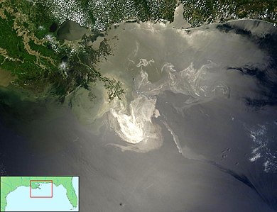 Meksika Körfezi'nde British Petrol tarafından kiralanan ve işletilen Deepwater Horizon adlı petrol platformunda meydana gelen patlama neticesinde gerçekleşen ve geniş etki alanına sahip bir çevresel felakete neden olan petrol sızıntısı Mississippi Deltası ağzında okyanus yüzeyine yayılmış halde.(24 Mayıs 2010) (Üreten:NASA)
