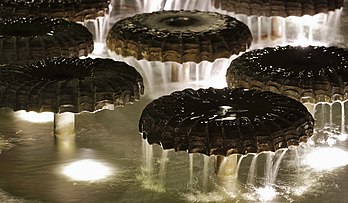 Detalhe da Wasserglockenbrunnen, também conhecida como Wasserpilzbrunnen, em Frauenplatz, situada ao lado da Frauenkirche, Munique. A fonte foi desenhada por Bernhard Winkler em 1972. (definição 5 249 × 3 067)