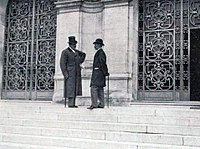 Devant la Mairie de Neuilly-sur-Seine, Jules-Albert de Dion (G.) et Paul Meyan (D.) discutent des statuts de l'ACF (toujours en octobre 1895).