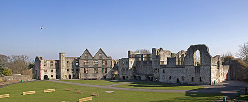 Dudley Castle Courtyard 2 (5511627203).jpg