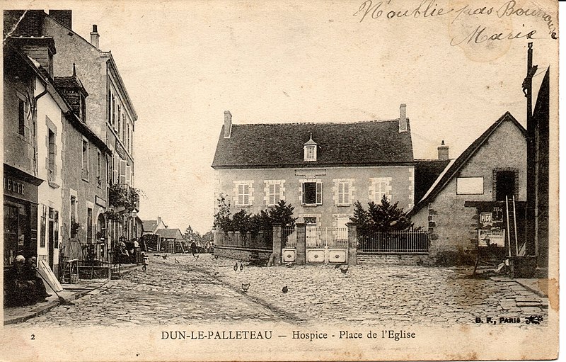 File:Dun-le-Palastel Carte postale 12.jpg