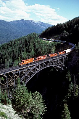 Товарный поезд CPR в восточном направлении на мосту Stoney Creek Bridge на перевале Роджерс