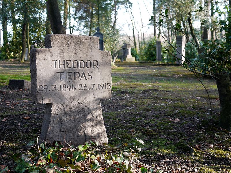 File:Ehrenfriedhof (Mülheim) Tepas.jpg