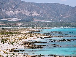 Elafonisis sydöstkust med bergen på Kreta i bakgrunden.