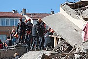 Depremde enkaz altında kalanları kurtarma çalışmaları
