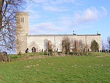 یک کلیسای سنگی ساده ، که تا حدی رندر شده ، از جنوب با برج در سمت چپ و بدنه کلیسا به سمت راست دیده می شود