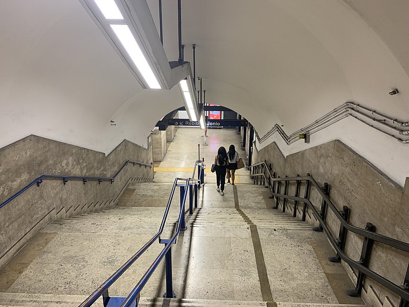 File:Escaliers Accès Station Métro Colosseo - Rome (IT62) - 2021-08-29 - 1.jpg