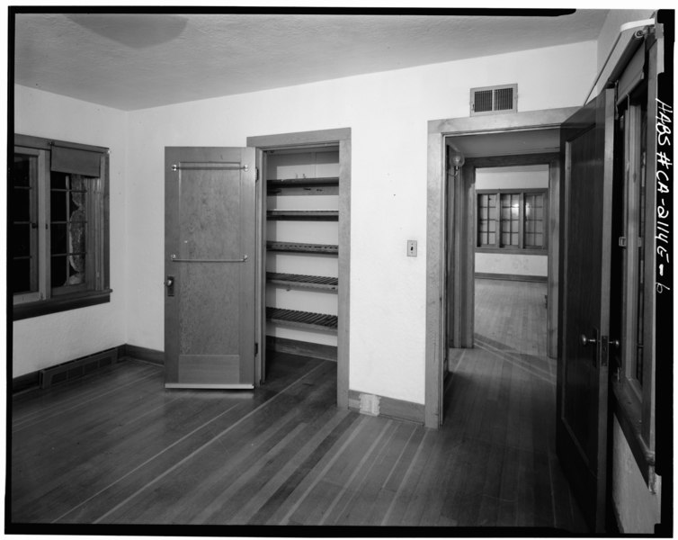 File:FIRST FLOOR BEDROOM CLOSET AND HALLWAY - Lassen Volcanic National Park, Naturalist's Residence, Mineral, Tehama County, CA HABS CAL,45-LASS,1-E-6.tif