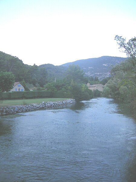 File:FR-84-Fontaine-de-Vaucluse03.JPG