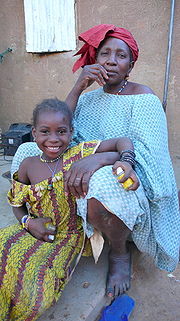 A Soninke woman and her daughter in Selibaby, Mauritania Femmes soninkees.jpg