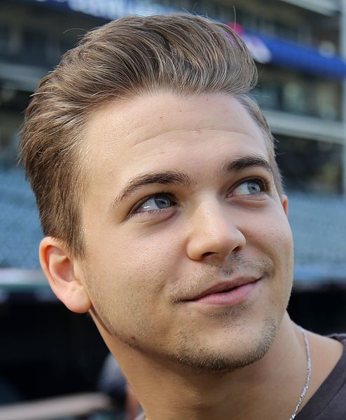 File:Five-time Grammy nominee Hunter Hayes discusses his upcoming national anthem performance before Game 6 of the World Series. (30083983094) (cropped).jpg