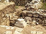 Fragment de coloana - ruinele cetatii Adamclisi.jpg