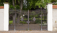 English: The wall of the castle of Friedrichshafen (Monastery Hofen). View to a closed gate. Deutsch: Die Schlossmauer von Kloster Hofen (Schloss Friedrichshafen). Blick auf ein geschlossenes Tor.