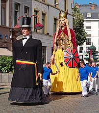 Les géants tournaisiens Bourguémette du Maroc et Childéric lors de la Grande procession de Tournai, en 2018. (définition réelle 2 229 × 2 537)