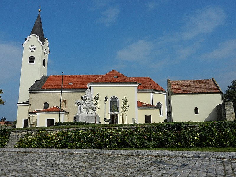 File:Göttlesbrunn Kath Pfarrkirche hll Philipp und Jakob 2011.jpg