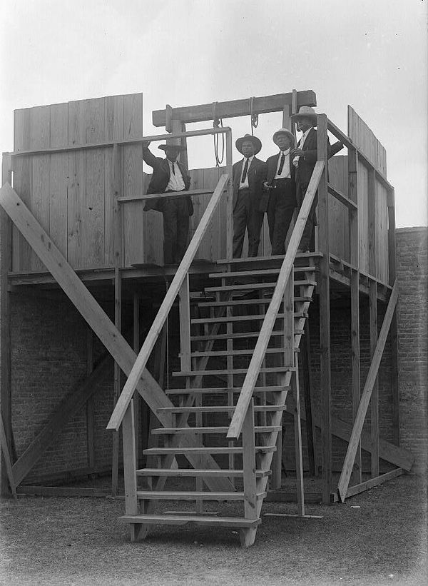 Unidentified men wait at the gallows before execution of Melquiades Chapa and Jose Buenrostro on May 19, 1916, in Brownsville, Texas.