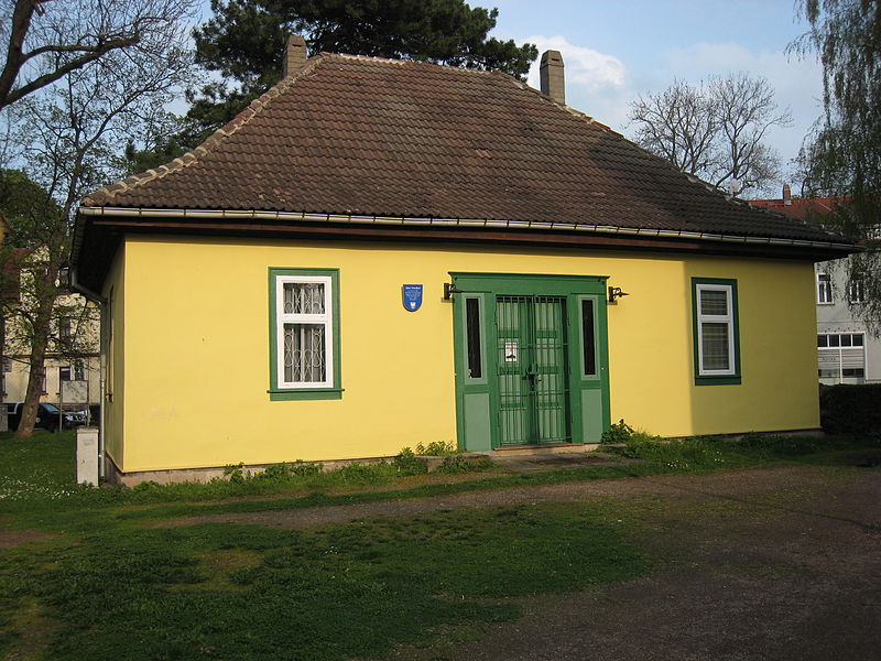 File:Gardener house at Old Cemetery Arnstadt.JPG