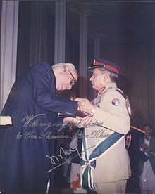 General Shamim Alam Khan receiving the Nishan-e-Imtiaz.jpg